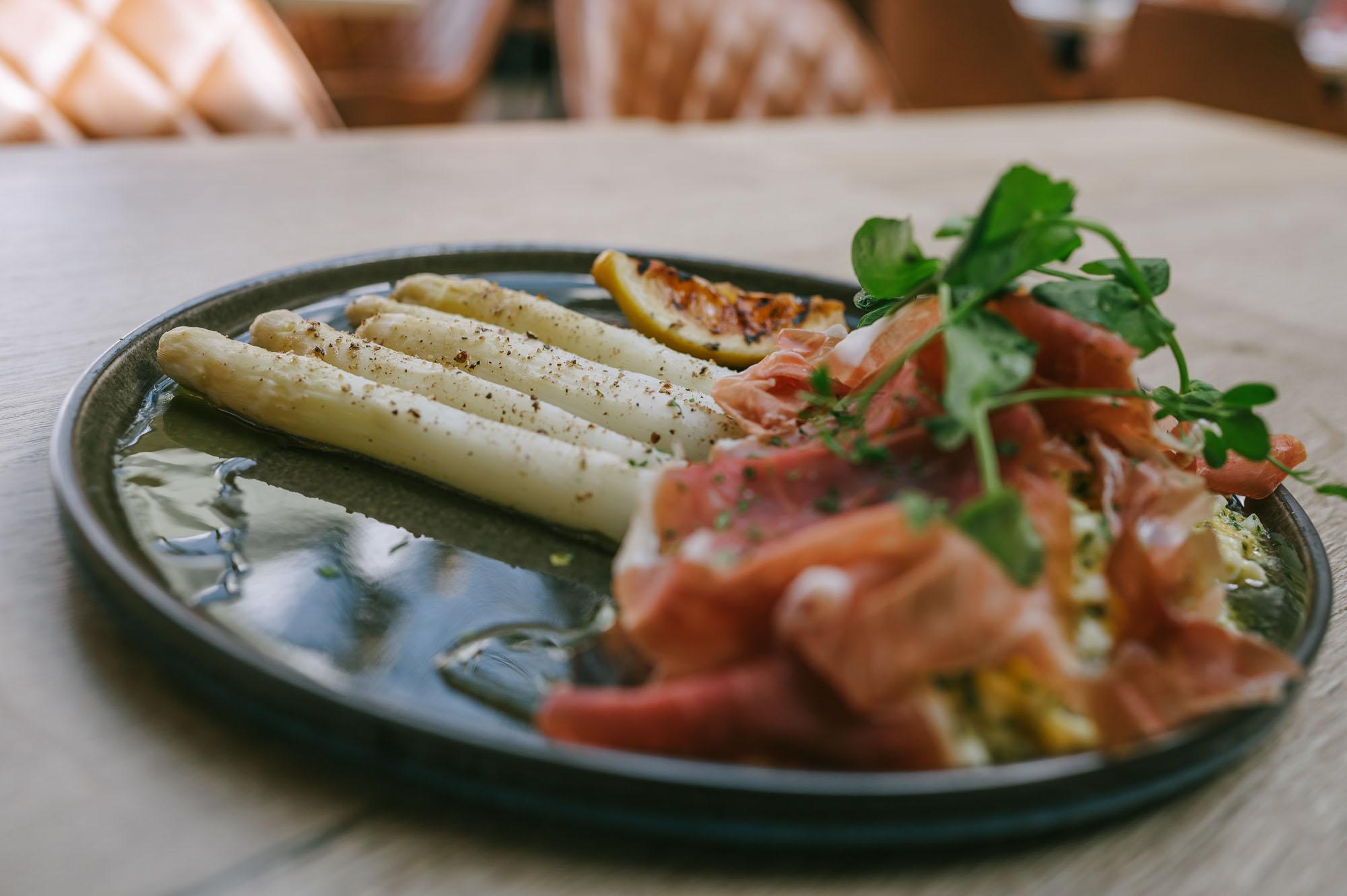 De Plaetse is een brasserie gelegen in Schellebelle, gespecialiseerd in to share- en grillgerechten.